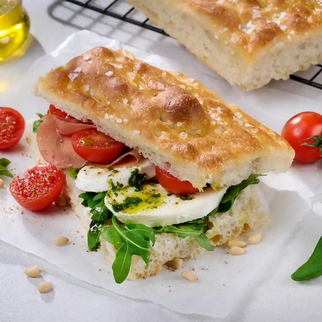 Nærbilde av sandwich med ferske ingredienser