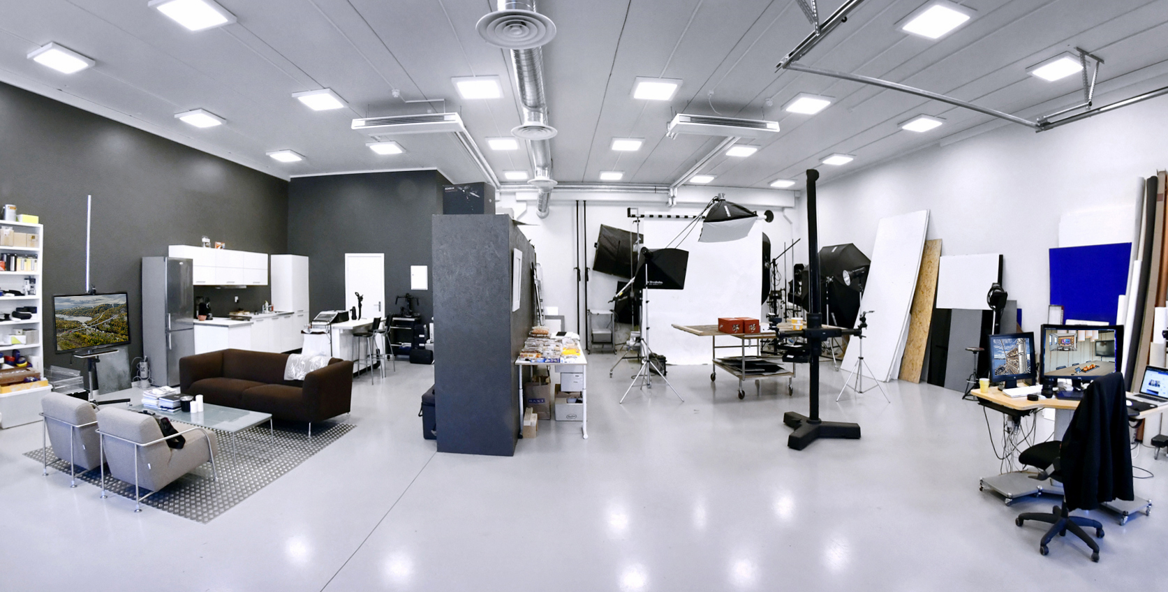 Stort fotostudio med profesjonelt lysutstyr og oppsett for reklame- og produktfoto