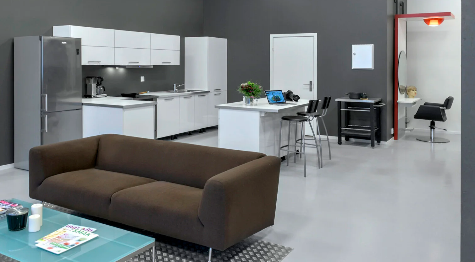 Fotostudio med kjøkken- og loungeområde tilrettelagt for foto og produksjon