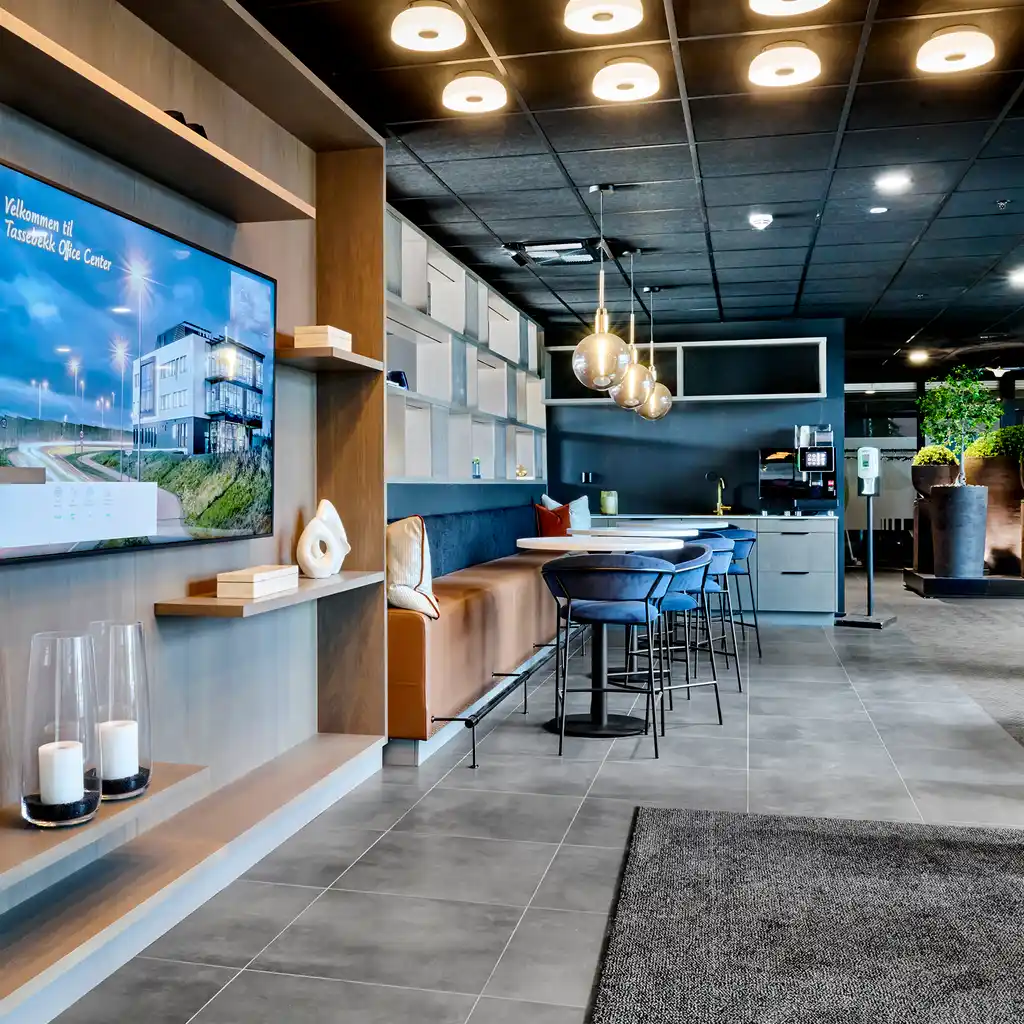 Moderne kafé- eller restaurantinteriør med sitteplasser