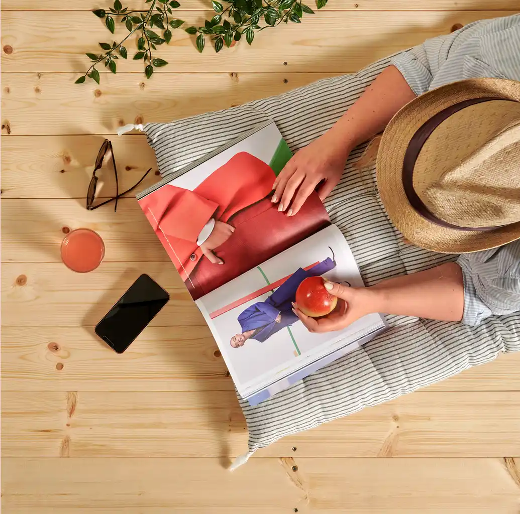 Flatlay av livsstil og kontorarbeid med bøker og kaffe