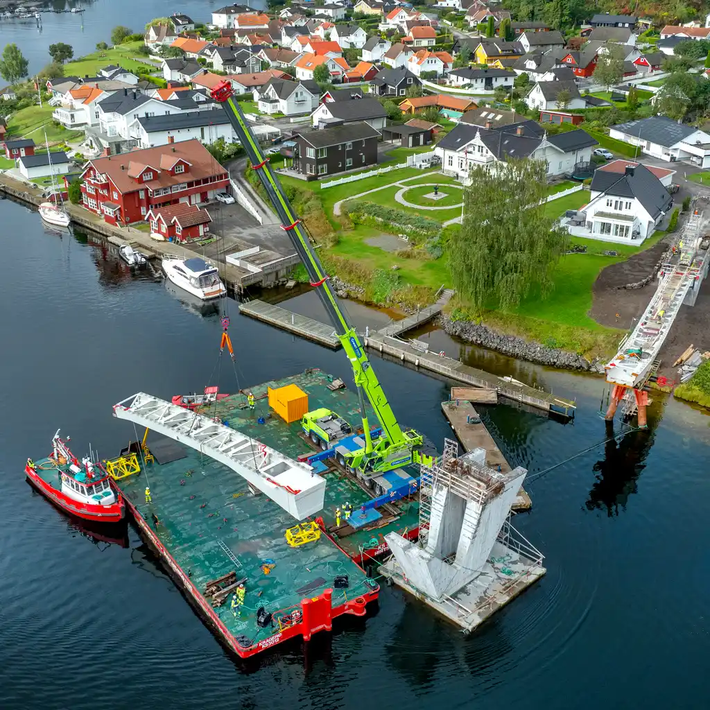 Dronefoto av havn/industriområde med bygg og vann