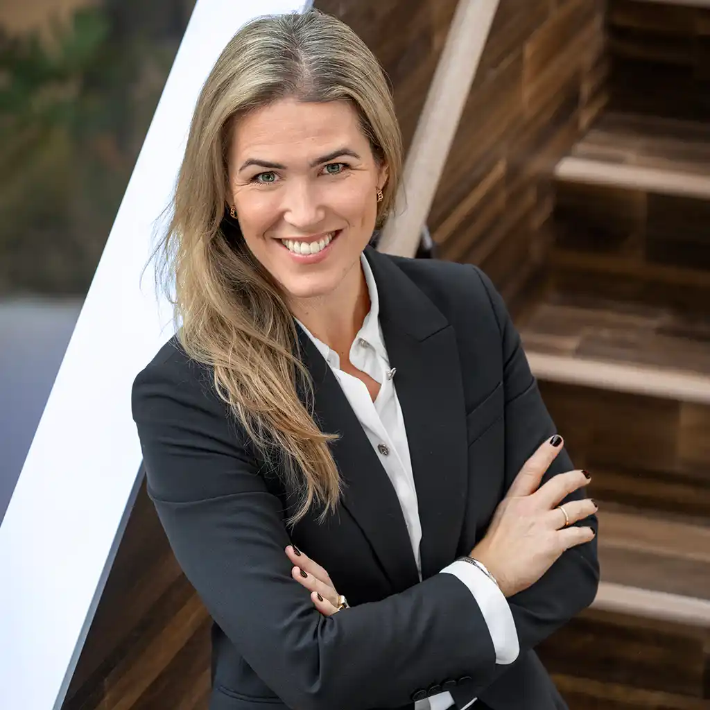 Profesjonelt portrett av forretningskvinne med armene i kors