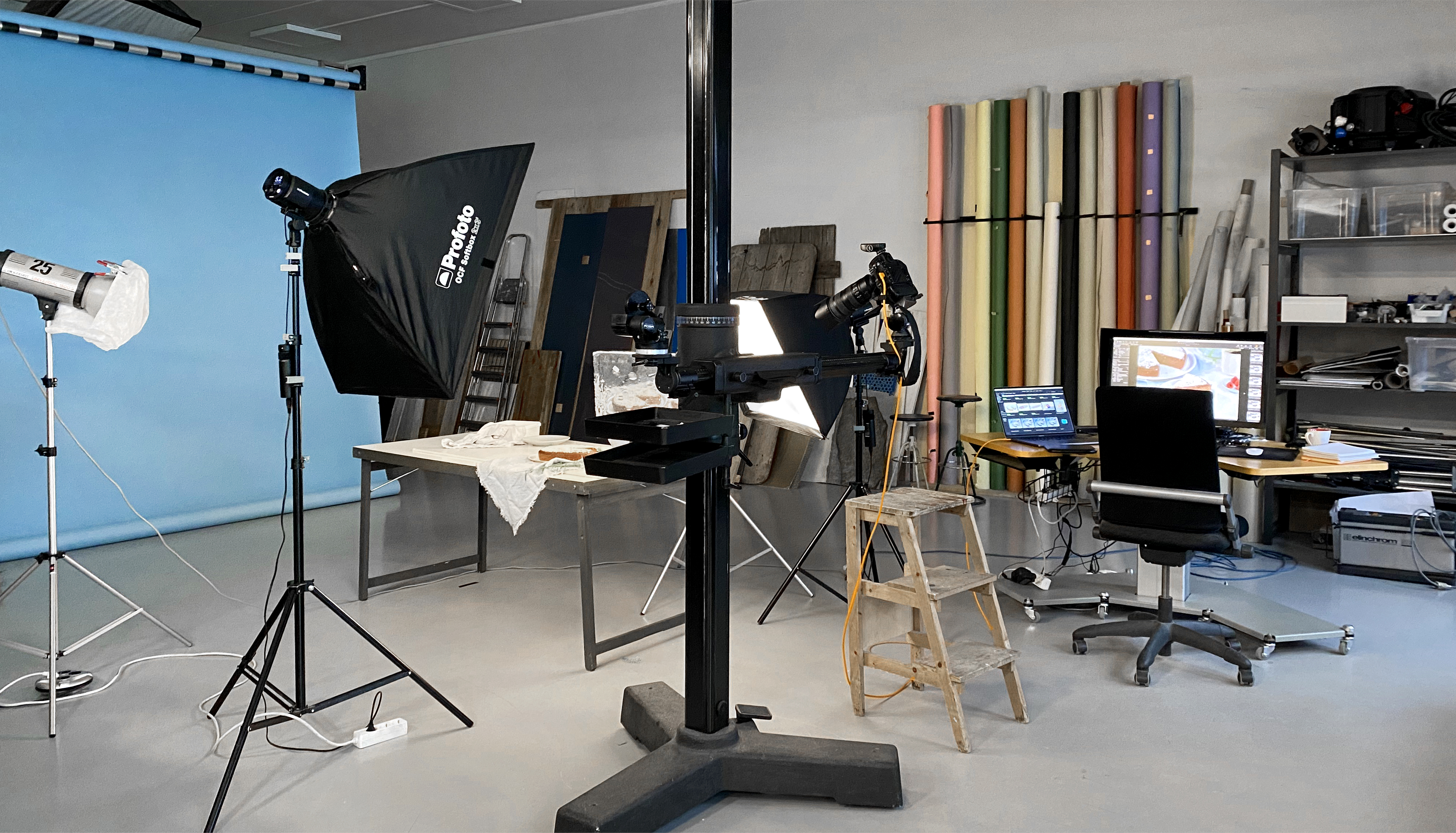 Fotostudio med lysrigg, bakgrunner og oppsett for produktfotografering